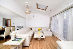 Chic 3BR Home - Eats and Sights Closeby